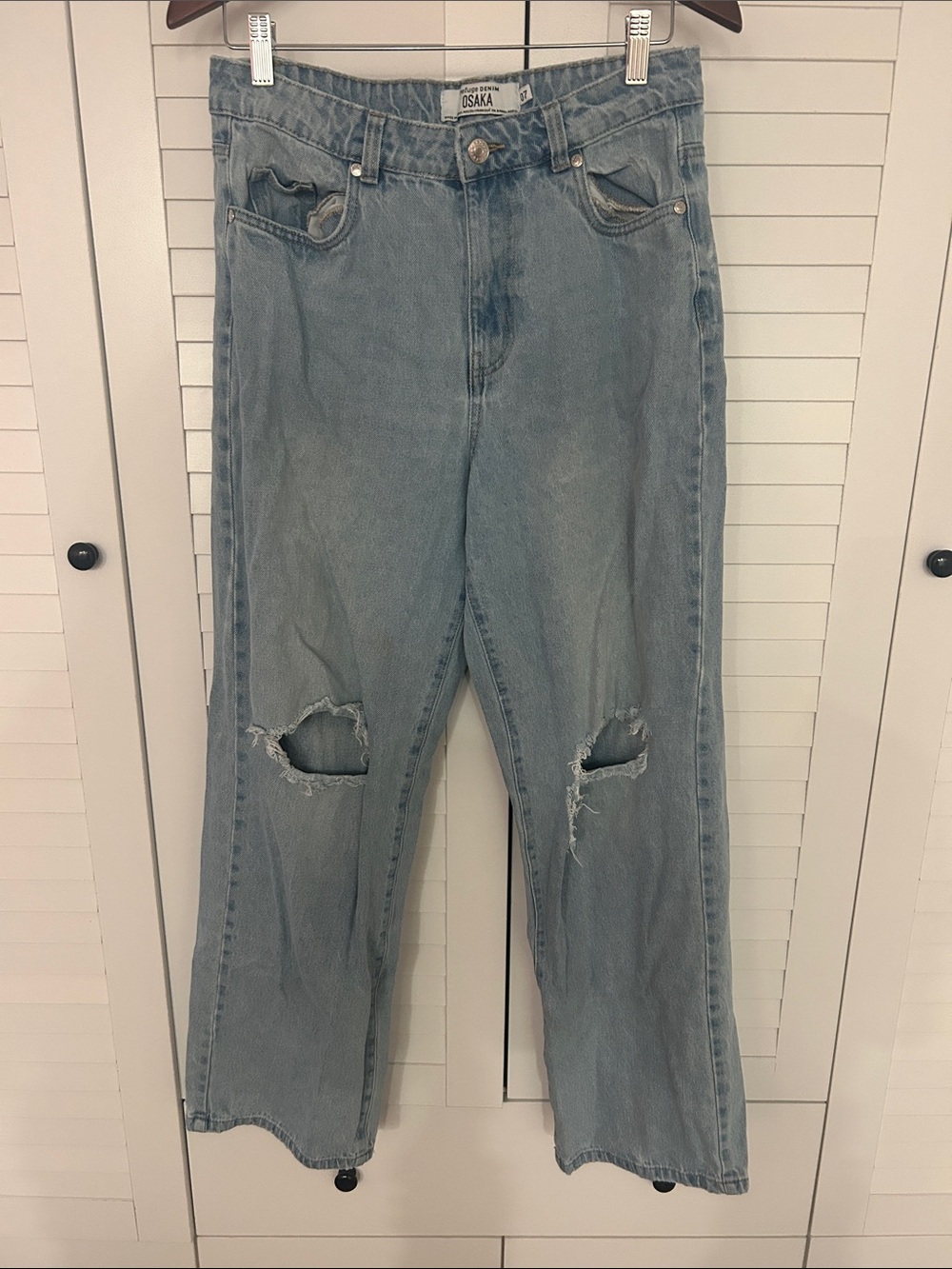 Light Blue Relaxed Women's Jeans with Knee Rips